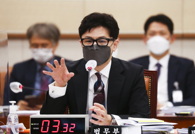 한동훈 법무부 장관이 6일 국회 법제사법위원회에서 열린 법무부·대한법률구조공단·한국법무보호복지공단 등에 대한 국정감사에서 의원질의에 답변하고 있다. 연합뉴스