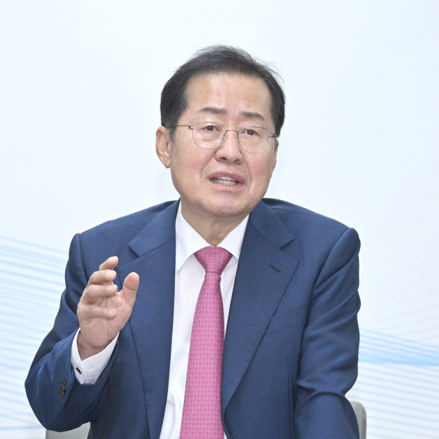 홍준표 대구시장이 취임 100일을 이틀 앞둔 6일 대구시청 동인청사에서 기자간담회를 하고 있다. 연합뉴스