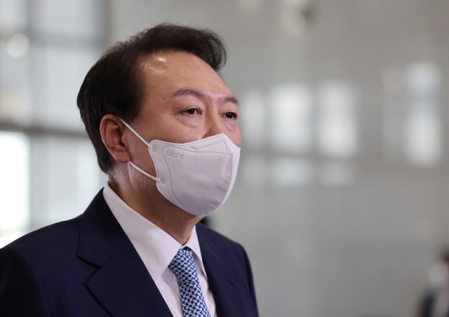 윤석열 대통령이 7일 오전 서울 용산 대통령실 청사로 출근, 취재진의 질문에 답하고 있다. 연합뉴스