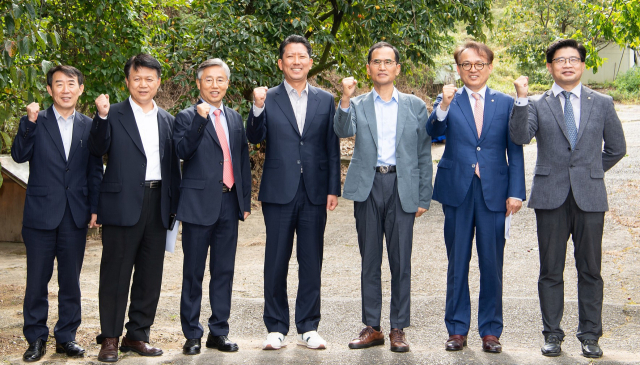 김장호(가운데) 구미시장, 문추연(왼쪽 여섯 번째) 경운대 부총장 등 관계자들이 간담회를 열고 기념촬영하고 있다. 구미시 제공