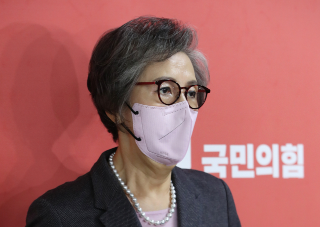 이양희 국민의힘 윤리위원장이 6일 오후 국회에서 열린 당 중앙윤리위원회 전체 회의에 참석하며 취재진 질문에 답하고 있다. 연합뉴스