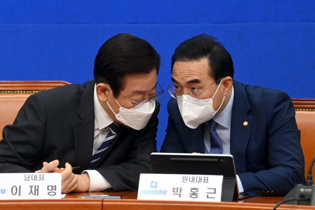 더불어민주당 이재명 대표와 박홍근 원내대표가 7일 국회에서 열린 최고위원회의에서 대화를 나누고 있다. 연합뉴스