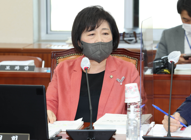 7일 국회에서 열린 교육위원회 사립학교교직원연금공단 등에 관한 국정감사에서 국민의힘 정경희 의원이 의사진행발언을 하고 있다. 연합뉴스