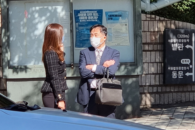 김건희 여사와의 통화내용을 공개한 서울의소리 기자를 상대로 낸 손해배상소송 재판이 열린 7일 서정배 변호사(오른쪽) 등 김 여사 측 대리인들이 재판을 마치고 서울중앙지법을 나서며 대화하고 있다. 연합뉴스