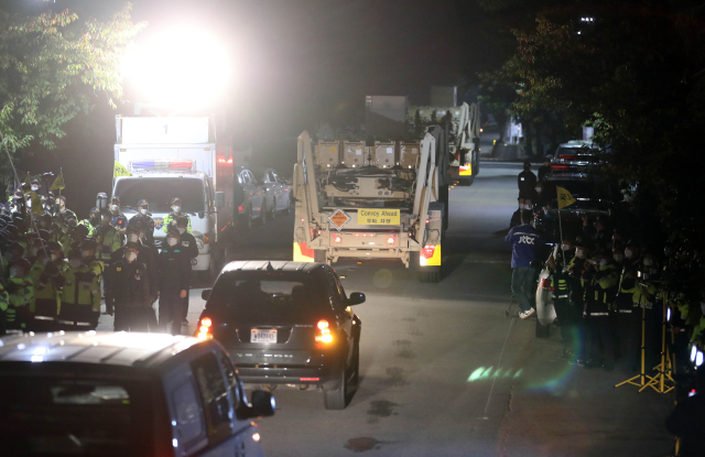 6일 오후 사드(THAAD·고고도미사일방어체계)기지 입구인 경북 성주군 초전면 소성리 마을회관 앞 도로에 사드 기지로 들어가는 장비를 실은 군용차량이 지나가고 있다. 연합뉴스