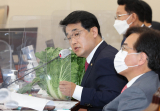 7일 국회에서 열린 기획재정위원회 한국은행에 관한 국정감사에서 국민의힘 배준영 의원이 배추를 책상 위에 올려놓고 소비자물가 문제에 관해 질의하고 있다. 연합뉴스
