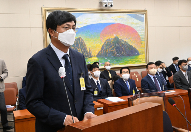 7일 국회에서 열린 정무위원회 국정감사에 일반 증인으로 출석한 함윤식 우아한형제 부사장이 답변하고 있다. 연합뉴스