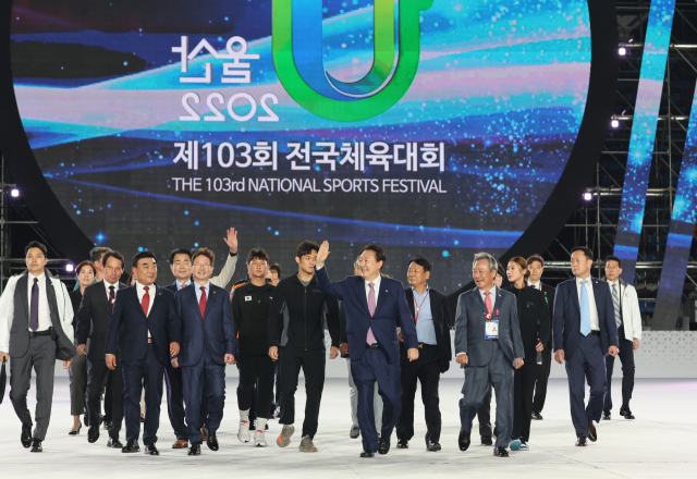윤석열 대통령이 7일 오후 울산종합운동장에서 열린 제103회 전국체육대회 개회식에서 국민대표들과 함께 입장하고 있다. 연합뉴스