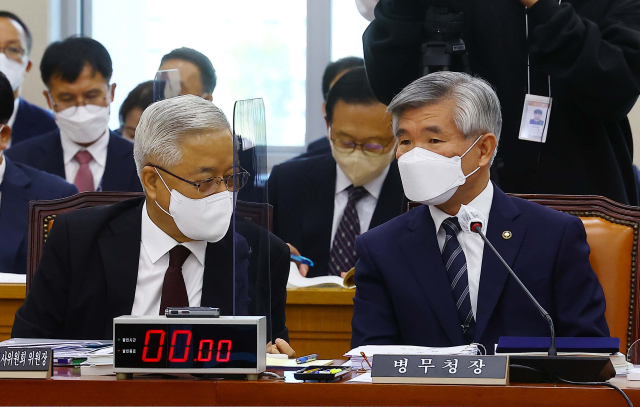 7일 국회에서 열린 국방위원회의 5.18민주화운동 진상규명조사위원회와 병무청에 대한 국정감사에서 송선태 5.18 민주화운동 진상규명조사위원장(왼쪽)과 이기식 병무청장이 대화하고 있다. 연합뉴스