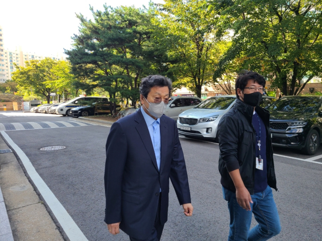 강영권 에디슨모터스 회장이 7일 오전 서울 양천구 남부지방법원에서 열린 구속 전 피의자심문(영장실질심사)에 출석하고 있다. 연합뉴스