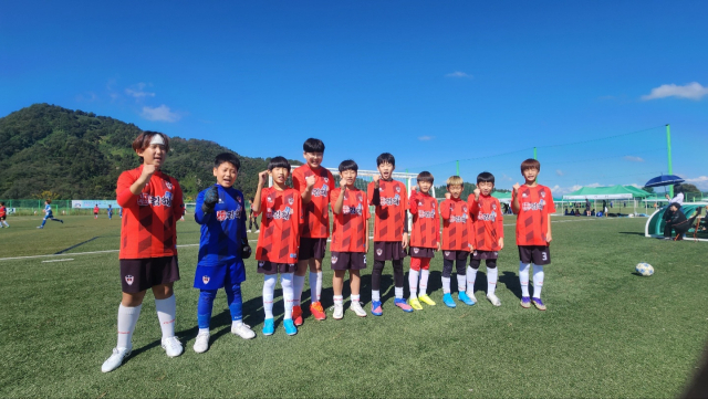 8일 오전 경기에 앞서 김해 유소년축구팀이 파이팅을 외치고 있다. 고도현 기자
