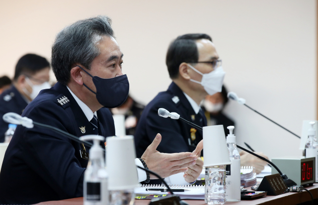 윤희근 경찰청장이 7일 서울 서대문구 경찰청에서 열린 국회 행정안전위원회의 경찰청 국정감사에서 의원 질의에 답변하고 있다. 연합뉴스