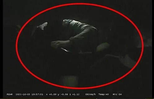고속도로를 달리는 택시 안에서 취객이 휴대전화기를 들고 운전기사를 내려찍고 있다. 차량은 무려 82km의 속도로 달리고 있다. 제보자 A씨 제공. 연합뉴스