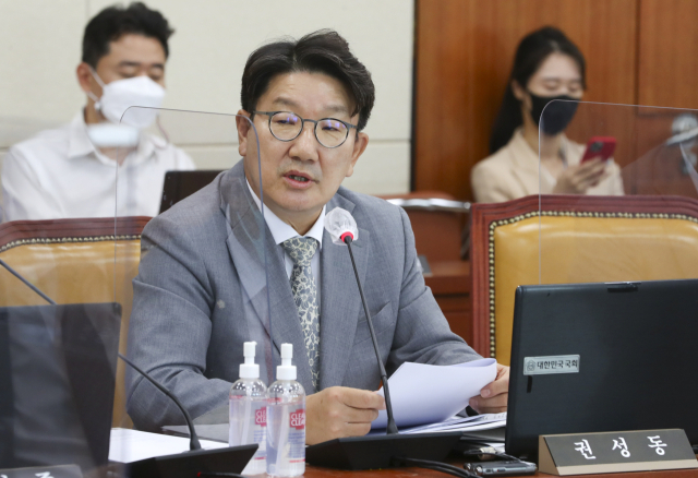 국민의힘 권성동 의원이 7일 국회 과방위 국감에서 김제남 원자력안전재단 이사장을 향해 