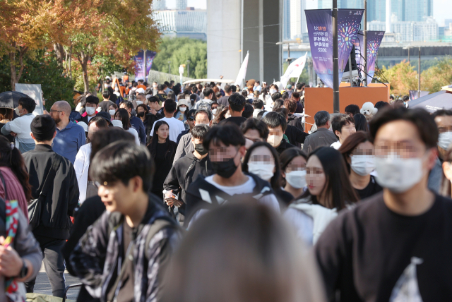 서울세계불꽃축제가 3년 만에 개최되는 8일 오후 서울 여의도 한강공원이 시민들로 붐비고 있다. 연합뉴스