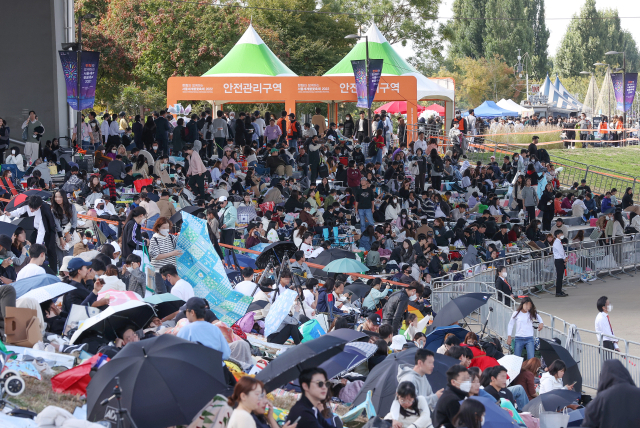 서울세계불꽃축제가 3년 만에 개최되는 8일 오후 서울 여의도 한강공원이 시민들로 붐비고 있다. 연합뉴스