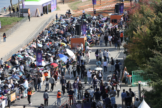 서울세계불꽃축제가 3년 만에 개최되는 8일 오후 서울 여의도 한강공원이 시민들로 붐비고 있다. 연합뉴스