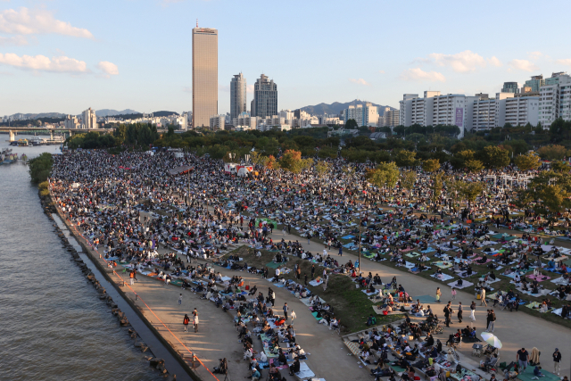 서울세계불꽃축제가 3년 만에 개최되는 8일 오후 서울 여의도 한강공원이 시민들로 붐비고 있다. 연합뉴스