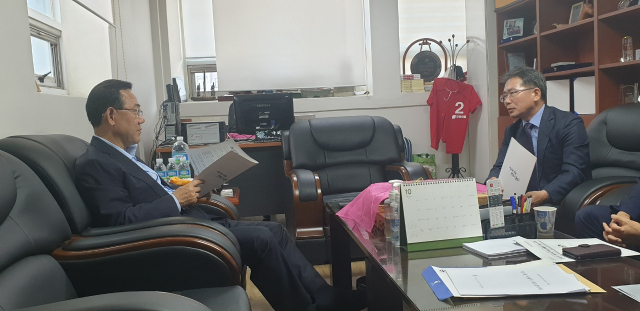 김진열(오른쪽) 경북 군위군수가 주호영(왼쪽) 국민의힘 원내대표의 지역구인 대구 수성구 사무실에서 대구 편입과 대구 군부대 이전 등 현안에 대한 협조를 요청하고 있다. 군위군 제공