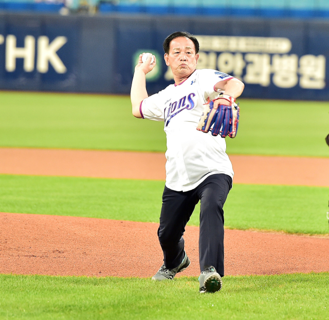 신현국 문경시장이 지난달 22일 대구 삼성라이온즈파크에서 열린 프로야구 삼성라이온즈 대 KT 위즈의 경기를 문경사과홍보의 날로 정하고 시구자로 나서 역투하고 있다. 문경시 제공