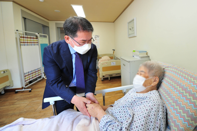 김진열 경북 군위군수가 취임 100일 맞아 시설을 방문, 입소자들을 위로하고 있다. 군위군 제공