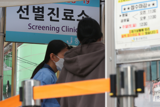 코로나19 신규 확진자가 전날보다 6091명 줄어든 2만8648명 발생한 6일 오전 서울 중구보건소에 마련된 선별진료소를 찾은 시민이 안내를 받고 있다. 한편 중앙방역대책본부는 전날 최근 세계적으로 증가하고 있는 BF.7 변이가 국내에서도 15건 검출된 것으로 확인됐다며 국내외 사례를 꾸준히 모니터링하겠다고 밝혔다. 연합뉴스