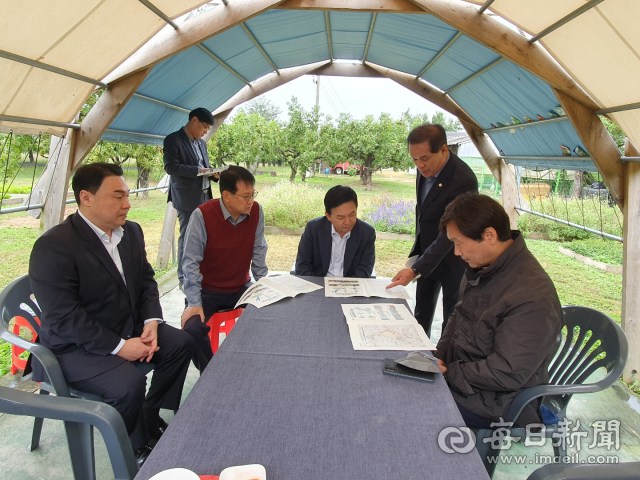 원희룡 국토교통부 장관(가운데)이 9일 오전 경산시 압량읍의 바람햇살농장에서 조현일 경산시장과 박순득 경산시의회의장으로부터 지역현안에 대한 건의를 받고 있다. 경산시 제공