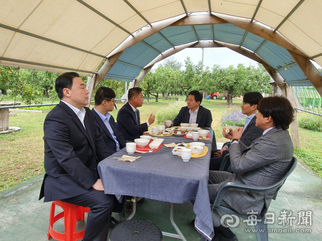원희룡 국토교통부 장관(가운데)이 9일 오전 경산시 압량읍의 바람햇살농장에서 경산지역 청년사업가들과 만나 애로사항을 청취하고 있다. 경산시 제공