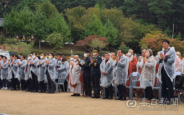 9일 열린 은해사 창건 1213주년 개산대재 법요식에 참석한 정·관계 및 종교계 인사 등이 합장 인사를 하고 있다. 강선일기자