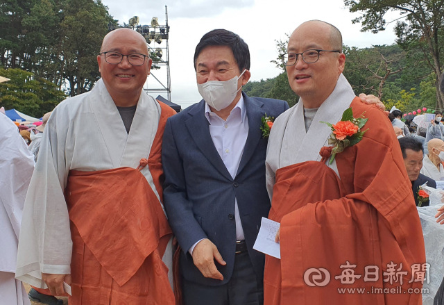 9일 열린 은해사 창건 1213주년 개산대재 법요식에 참석한 원희룡(가운데) 장관이 제주 약천사 전 주지 성원 스님 및 은해사 포교국장 도관 스님과 인사를 나누고 있다. 강선일기자