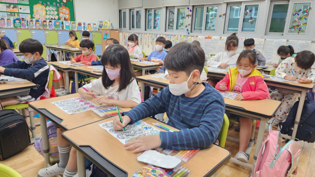 대구 유가초등학교 학생들이 아름다운 한글을 활용한 나만의 병풍 만들기 활동을 진행하고 있다. 대구시교육청 제공