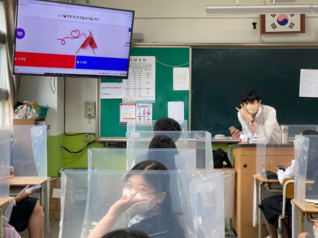 대구 성화중학교 학생들이 온라인 매체를 활용한 우리말 퀴즈에 참여하고 있다. 대구시교육청 제공