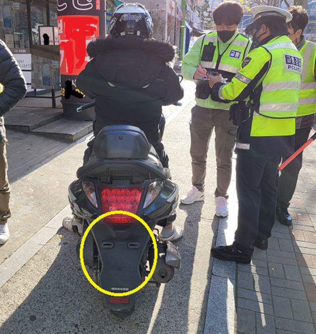 이륜차 번호판 미부착 운행 적발 사례. 대구시 제공