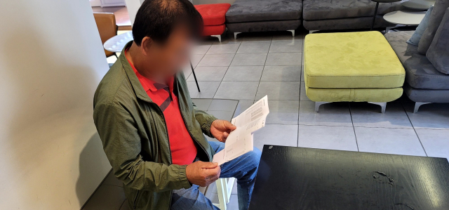 LPG가스를 운송하는 A씨가 월급 명세서와 기름값 계산서를 보며 한숨을 내쉬고 있다. 심헌재 기자