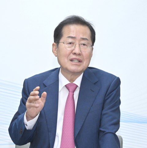 홍준표 대구시장이 취임 100일을 이틀 앞둔 지난 6일 대구시청 동인청사에서 기자간담회를 하고 있다. 연합뉴스