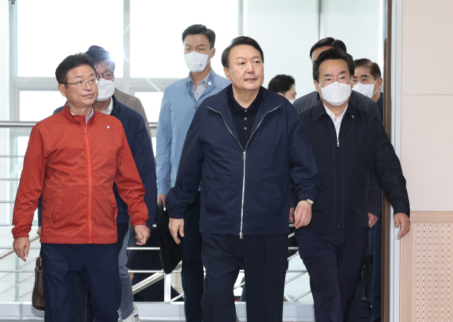 지난 5일 오전 경북 상주시 스마트팜 혁신밸리에서 열린 비상경제민생회의에서 이철우 경상북도지사가 윤석열 대통령, 정황근 농림축산식품부 장관 등과 함께 입장하고 있다. 연합뉴스