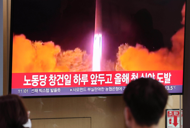 북한이 9일 이른 새벽 동해상으로 단거리 탄도미사일(SRBM) 2발을 발사한 가운데 이날 오전 서울역 대합실에서 시민들이 관련 뉴스를 시청하고 있다. 연합뉴스