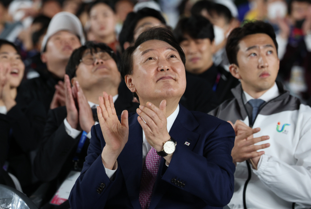 윤석열 대통령이 7일 오후 울산종합운동장에서 열린 제103회 전국체육대회 개회식에서 박수치고 있다. 연합뉴스