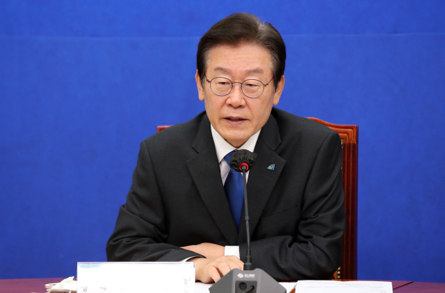 더불어민주당 이재명 대표가 6일 서울 여의도 국회에서 웹툰협회, 한국만화가협회, 우리만화연대 등 만화 예술인 단체와 간담회를 하고 있다. 연합뉴스