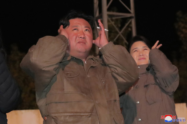 리설주 여사가 김정은 북한 국무위원장과 함께 지난달 29일부터 보름간 진행된 전술핵운용부대 군사훈련을 참관했다고 조선중앙통신이 10일 보도했다. 리 여사는 지난 2013년 6월과 2016년 12월 김 위원장의 공군 부대 훈련 참관에 동행한 바 있다. [조선중앙통신 홈페이지 캡처] 2022. 10. 10 연합뉴스