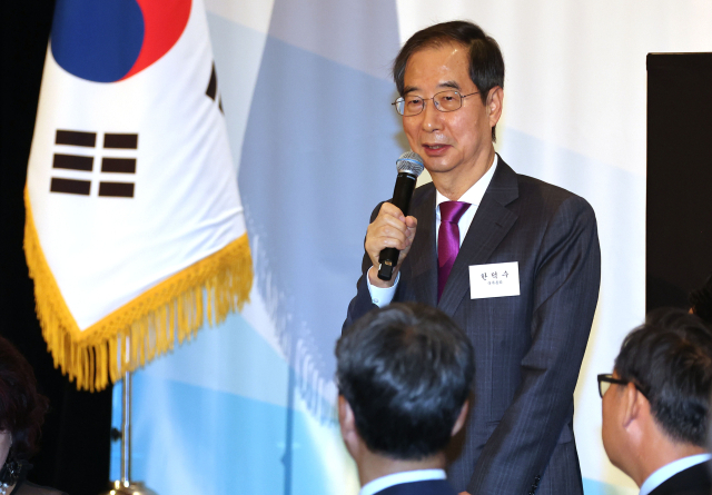 한덕수 국무총리는 9일(현지시간) 미국 휴스턴 힐튼 아메리카스 호텔에서 동포·지상사 대표들을 초청해 열린 만찬 간담회에서 격려말을 하고 있다. 연합뉴스