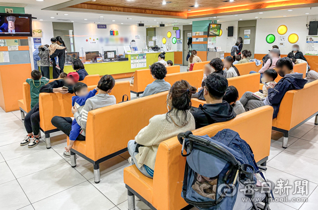 대구의 한 아동병원이 진료를 받으러 온 어린이와 부모들로 북적이고 있다. 매일신문 DB