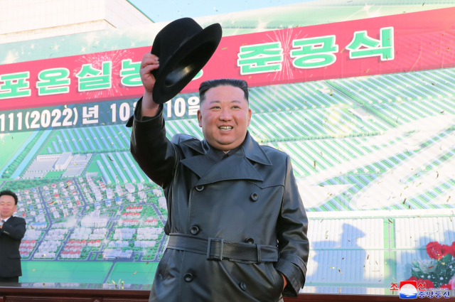 김정은 북한 국무위원장이 노동당 창건일인 10일 함경남도 함주군 연포지구의 대규모 남새(채소)생산기지인 연포온실농장 준공식에 참석해 몸소 준공 테이프를 끊었다고 조선중앙통신이 11일 보도했다. [국내에서만 사용가능. 재배포 금지. For Use Only in the Republic of Korea. No Redistribution] 연합뉴스