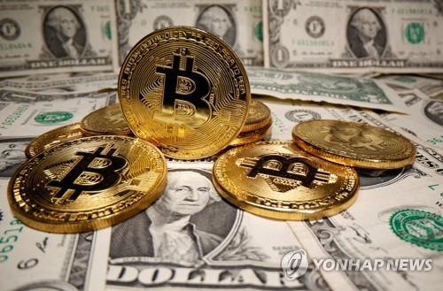 비트코인 모형과 달러 이미지 [로이터 연합뉴스 자료사진]