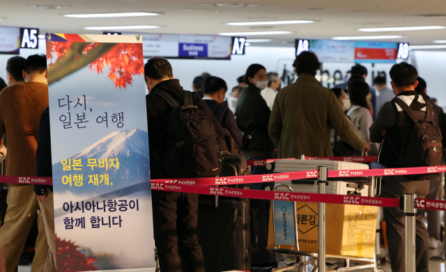 코로나19 확산으로 중단됐던 한국인의 무비자(사증 면제) 일본 관광이 재개된 11일 오전 김포국제공항 아시아나항공 국제선 카운터에서 탑승객들이 김포~하네다 항공편 탑승수속을 위해 기다리고 있다. 연합뉴스