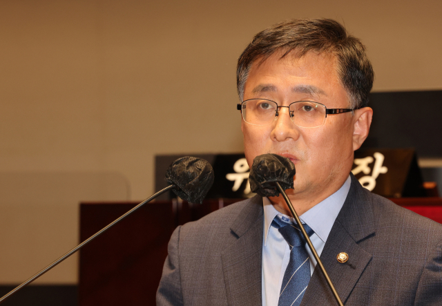 더불어민주당 김성환 정책위의장이 22일 서울 여의도 국회에서 열린 의원총회에서 정책보고를 하고 있다. 연합뉴스