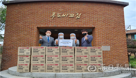 대구로타리클럽(회장 윤종석)은 경산시 압량읍 성모자애원 루도비꼬집을 방문해 세탁세제를 전달했다.