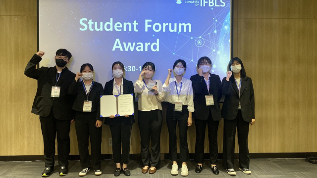 제60회 대한임상병리사 종합학술대회에 참가한 경운대 임상병리학과 학생들이 기념촬영하고 있다. 경운대 제공