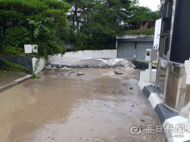 롯데백화점 포항점 본관 지하주차장에 지난 태풍 