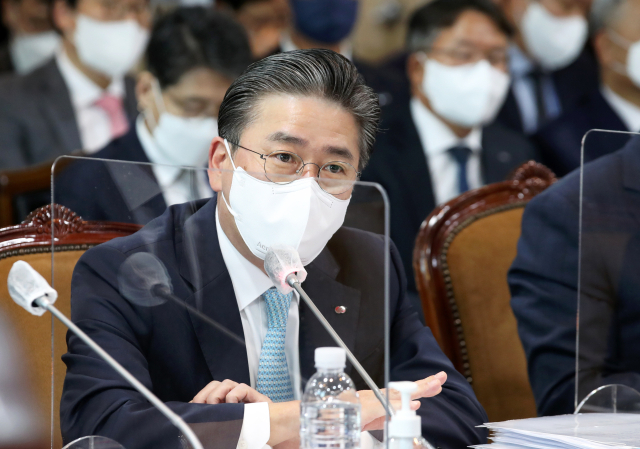 정승일 한국전력공사 사장이 11일 오후 전남 나주 한국전력 본사에서 열린 산업통상자원중소벤처기업위원회 국정감사에서 답변하고 있다. 연합뉴스
